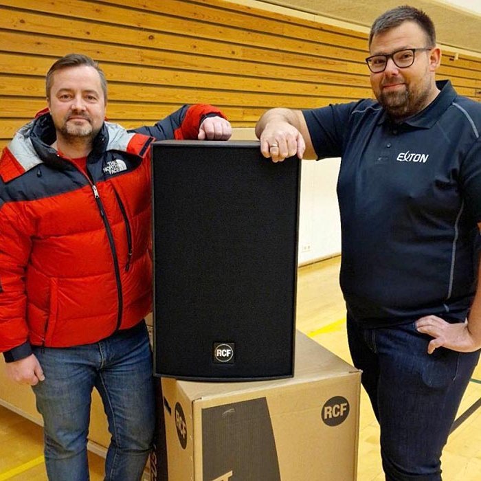 Þorvaldur Gröndal frístundastjóri ásamt Adam Smára Hermannssyni deildarstjóra Exton Akureyri við nýju græjurnar.  MYND AF SKAGAFJÖRÐUR.IS