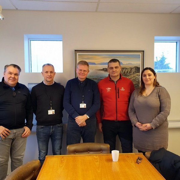 Jón Helgi Björnsson forstjóri HSN, Örn Ragnarsson framkvæmdastjóri lækninga á HSN, Einar Óli Fossdal forstöðumaður sjúkraflutninga HSN á Blönduósi, Reynir Lýðsson formaður björgunarsveitarinnar Strandar og Alexandra Jóhannesdóttir sveitarstjóri Skagastrandar. Mynd:hsn.is