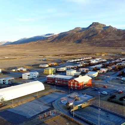 Horft yfir skólamannvirkin á Skagaströnd, Spákonufell í bakgrunninum. Myndir af vef HMS.