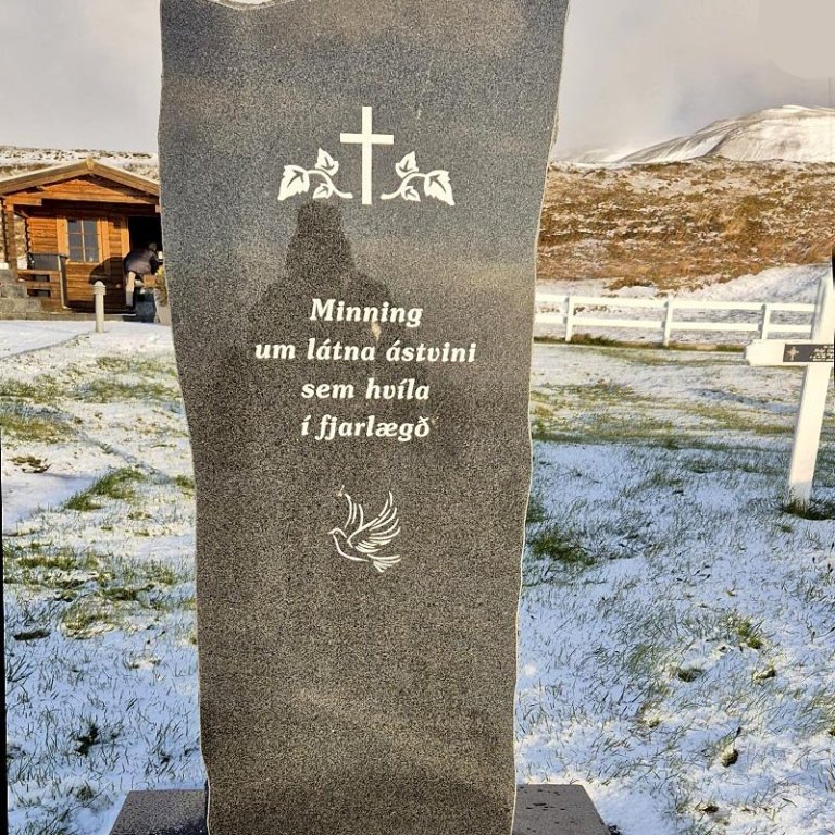 Minnisvarðinn í Spákonufellskirkjugarði. MYND: SKAGASTRÖND.IS