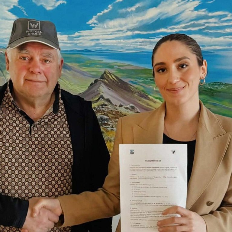 Árni Helgason og Alexandra sveitarstjóri Skagastrandar við undirritun samningsins. MYND AF SKAGASTRÖND.IS