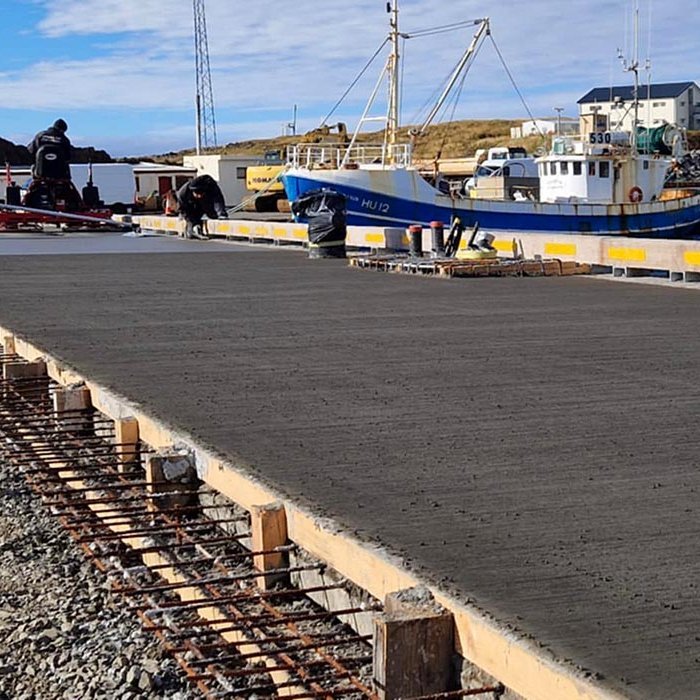 Fræa vinnu við Ásgarð í gær. MYND: ALEXANDRA JÓH.