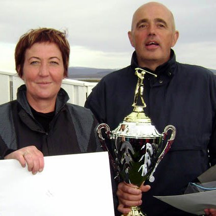 Hjónakornin sigursæl í golfinu. Ragnheiður Matthíasdóttir og Halldór Halldórsson.