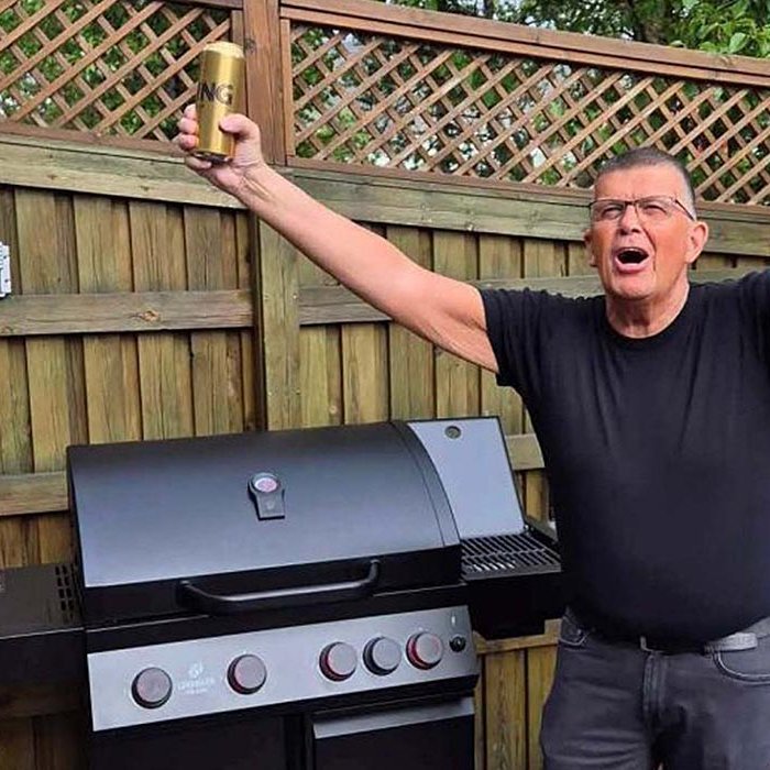 Að grilla og að vera grillaður. Árni Sig í góðum gír. MYND AF SKAGASTRÖND.IS