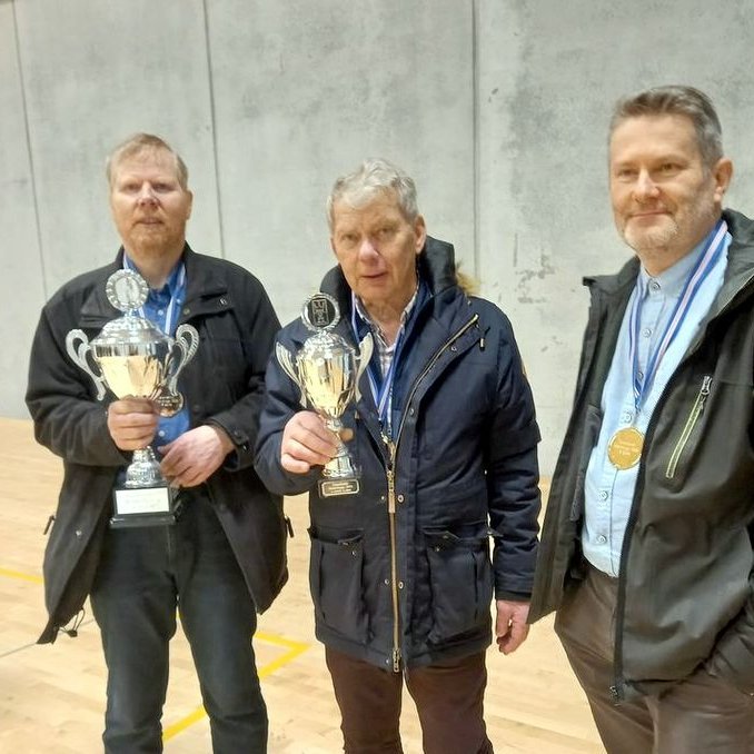 Jón Arnljótsson, Pálmi Sighvats og Erlingur Jensson kampakátir með verðlaunin. Mynd af FB.