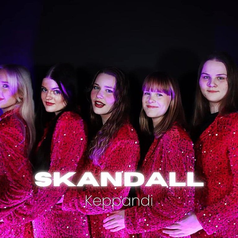 Skandall sló í gegn í bleikum glimmerjakkafötum