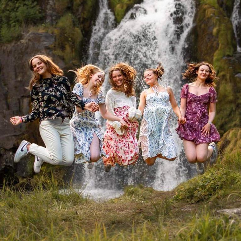 Skandall í loftinu. Sennilega ein al flottasta hljómsveitarmynd sem tekin hefur verið á Íslandi. Að sögn Ingu Rósar þá þurfti nú nokkrar tilraunir til áður en stökkin tókust og festust á mynd. Vel gert! MYND: MIKAEL SIGURÐSSON