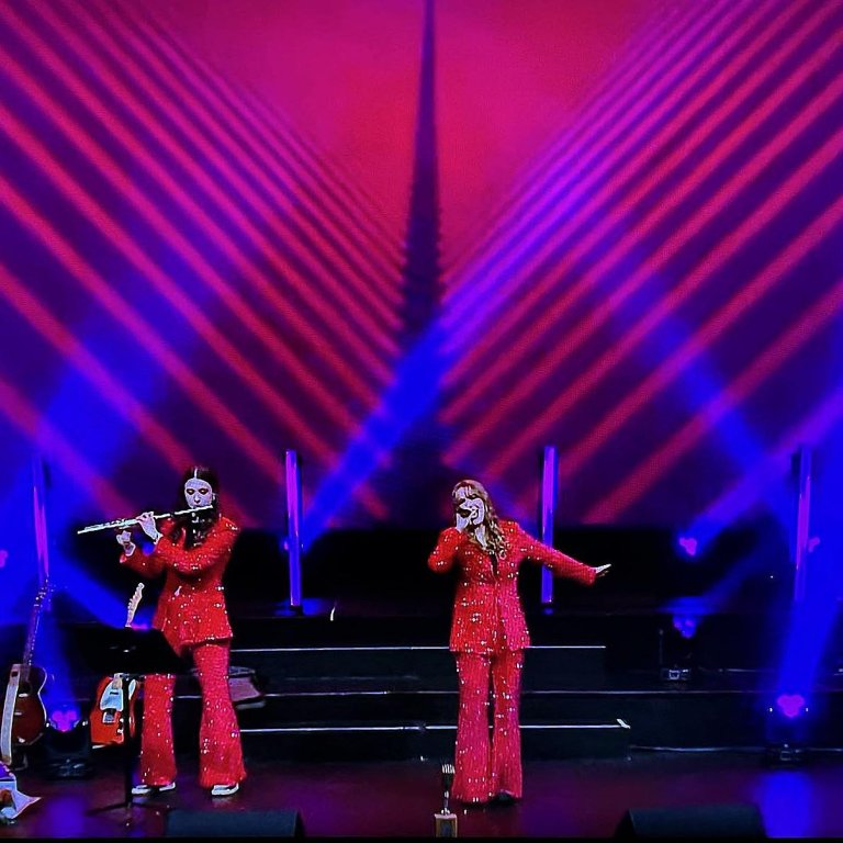 Hljómsveitin Skandall flytur Gervi ástin mín á sviði í Háskólabíói í kvöld. Á myndina vantar Ólafsfirðinginn Kolfinnu Ósk os Skagstrendinginn Sóleyju Sif. SKJÁSKOT AF RÚV