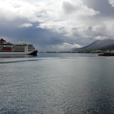 Skemmtiferðaskipið Hanseatic Nature líður inn fyrir hafnargarðinn á Sauðárkróki. Myndir PF.