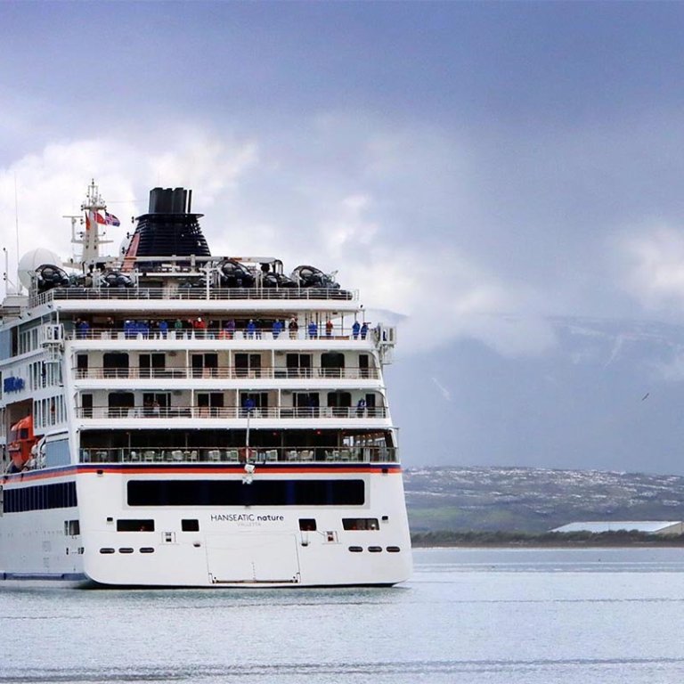 Skemmtiferðaskip í Sauðárkrókshöfn. MYND: ÓAB