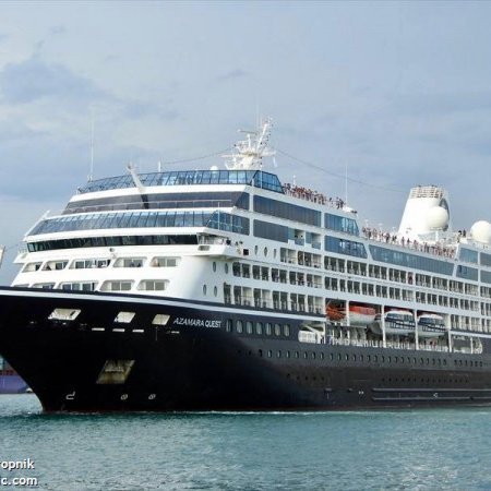 Þetta gullfallega skemmtiferðaskip, Azamara Quest, mun væntanlega lóna fyrir utan höfnina á Sauðarkróki 2021.