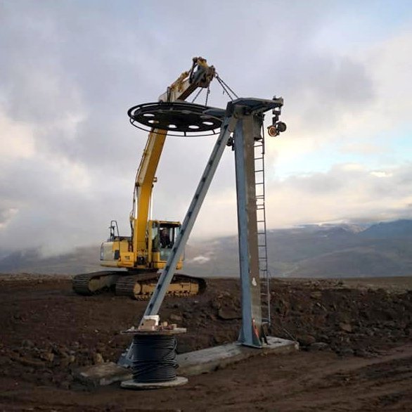 Fyrra endahjólið á leið á sinn stað. Mynd: GBR.