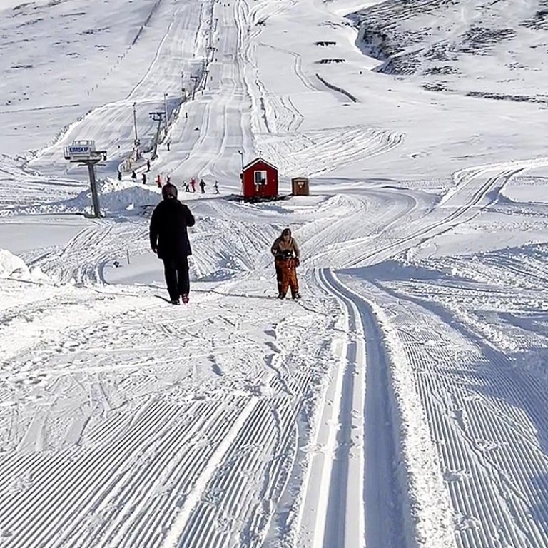 Skjáskot af myndbandi á síðu Skíðasvæðis Tindastóls frá því um hádegi í dag.