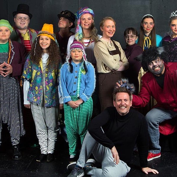 Skrautlegur leikhópur Skilaboðaskjóðunnar æfir nú í Miðgarði en frumsýning verður miðvikudaginn 12. október. Mynd: Gunnhildur Gísladóttir.