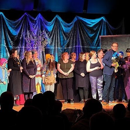 Að aflokinni frumsýningu í gær. Leikstjóri kominn með blómin en með honum á sviðinu eru leikararar og hluti starfsfólks sýningarinnar, sem líkt og endranær er þess valdandi að hægt er að setja upp sýningar. Myndir PF.