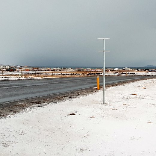 Nýverið voru sett upp umferðaskilti við nýja staði við Sauðárkrók sem sagði til um að hámarkshraðinn skyldi tekinn niður úr 90 í 70. Svo virðist sem einhverjum hafi mislíkað þá hraðabreytingu eða jafnvel bara fundist þetta skemmtilegur leikur þá stundina. Viðkomandi aðilar hafa enn smá tíma til að skila skiltunum áður en athæfið verður kært til lögreglunnar. Mynd: PF.