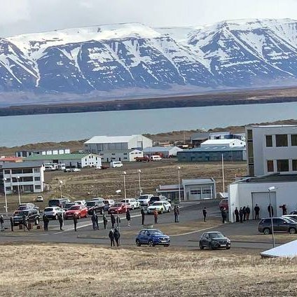 Löng röð myndaðist fyrir utan HSN á Sauðárkróki í morgun en yfir 150 manns voru skimaðir fyrir Kórónaveirunni í morgun. Mynd: Sigurbjörn Björnsson.