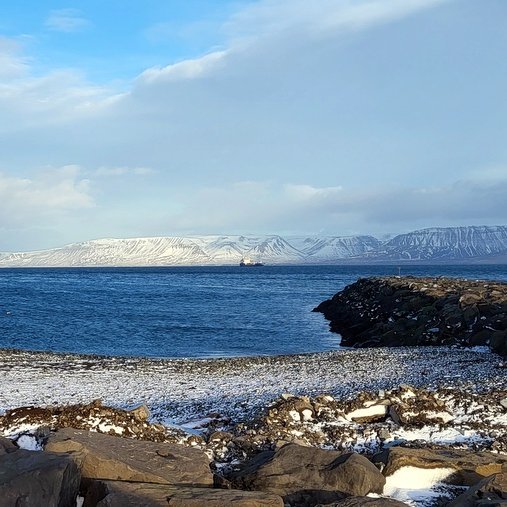 Liggur við akkeri á Skagafirði og bíður veðrið af sér