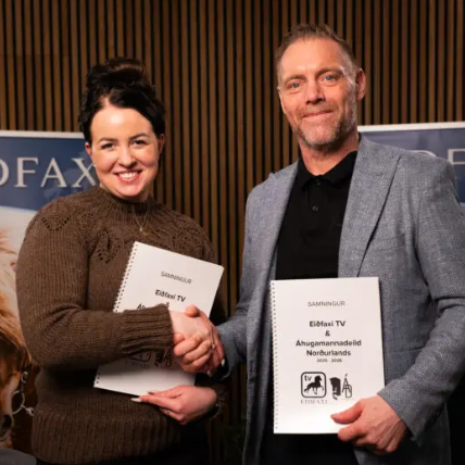 Unnur Rún Sigurpálsdóttir f.h. Áhugamannadeildar Norðurlands og Magnús Benediktsson, framkvæmdastjóri Eiðfaxa. Mynd tekin af Eiðfaxi.is