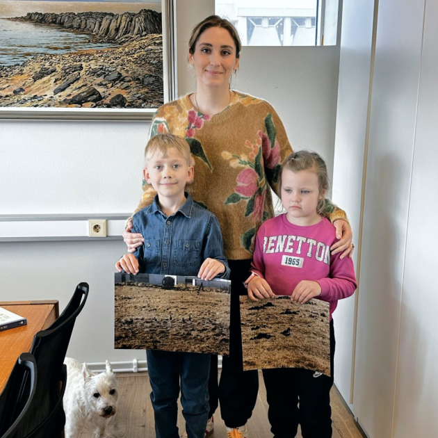 Alexandra Jóhannesdóttir sveitarstjóri tók á móti Elís Valtýssyni og Hafdísi Hrefnu Birgisdóttur og gaf þeim bækur og páskaegg í verðlaun fyrir fallegu myndirnar sem þau tóku af Skagastrandar-lóum. Mynd tekin af heimasíðu Skagastrandar.