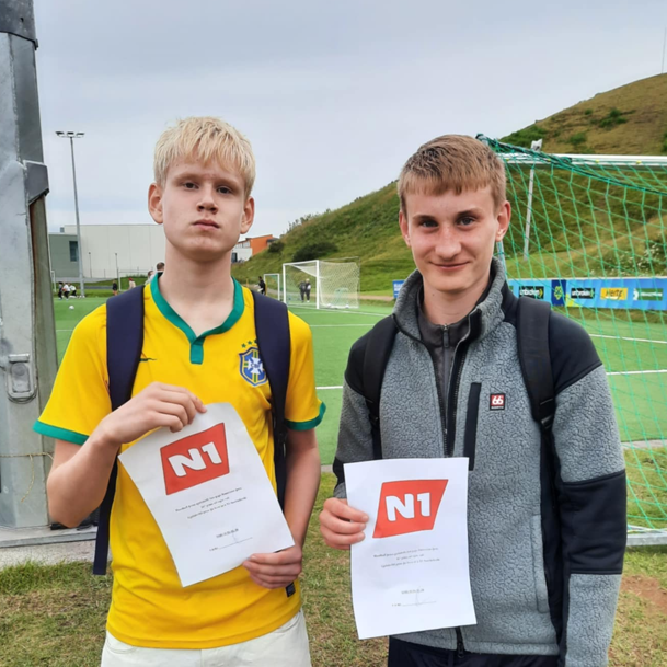 Baldur Elí og Styrmir Snær með gjafabréfin. Mynd aðsend.