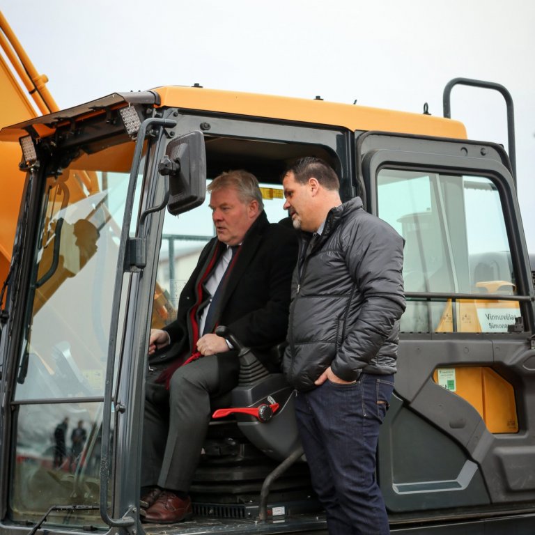 Stórvirk grafa var notuð í fyrstu skóflustungu Byggðastofnunarhússins en Vinnuvélar Símonar ehf. áttu lægsta boð í jarðvinnu. Mynd: Hjalti Árna.