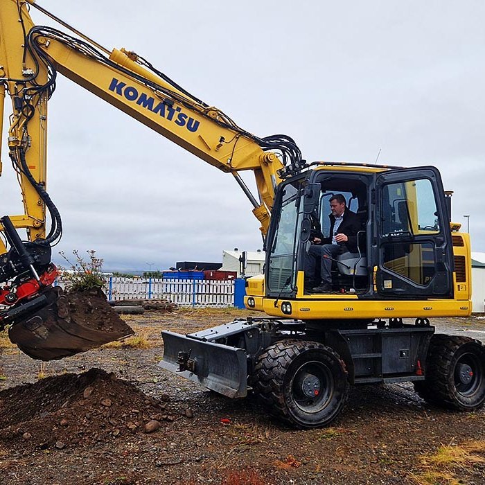 Hjörvar Halldórsson forstöðumaður veitu- og framkvæmdasviðs tók fyrstu skóflustunguna. MYND FRÁ SKV