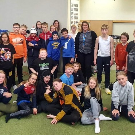 Guðný Stefanía Stefánsdóttir, kennari í 7. bekk Grunnskólans á Ísafirði með fyrsta hóp gestanna sem komu í Skólabúðirnar á Reykjum í Hrútafirði á mánudag. Mynd: Umfi.is.