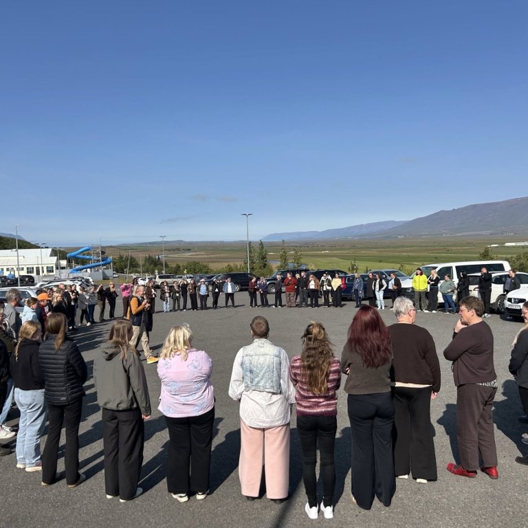 Starfsfólk skólanna í hópeflisleik. Mynd: skagafjordur.is