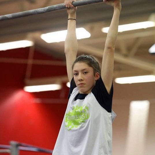 Leonie Sigurlaug Friðriksdóttir í Grunnskóla Húnaþings vestra vann í báðum sínum greinum. Hér hangir hún í hreystigreip í undankeppninni í vetur. Mynd af Facebooksíðu Skólahreysti.