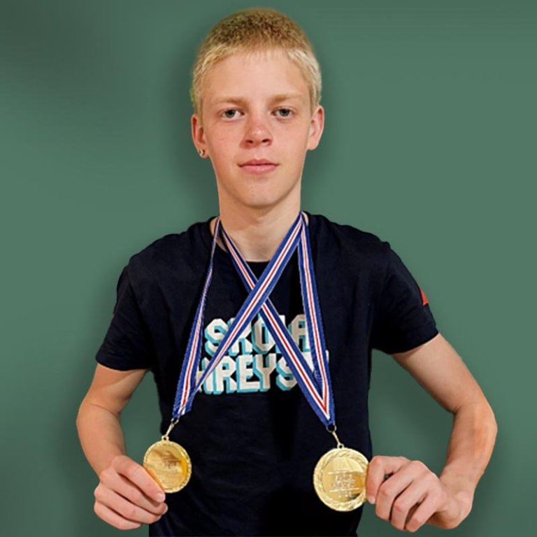 Helgi með Skólahreysti medalíurnar sínar. AÐSEND MYND