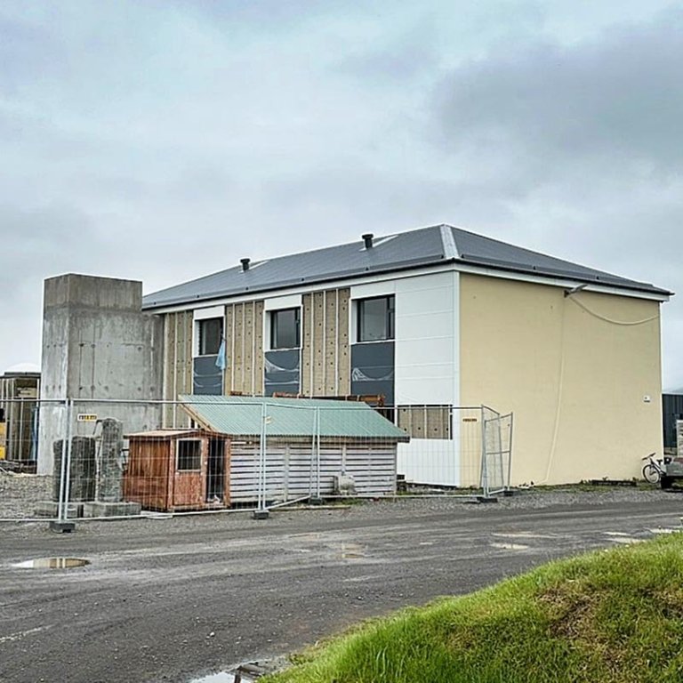 Framkvæmt við skólann á Hofsósi. Fyrri myndin frá því í júlí en sú seinni tekin fyrr á árinu. MYNDIR: ÓAB