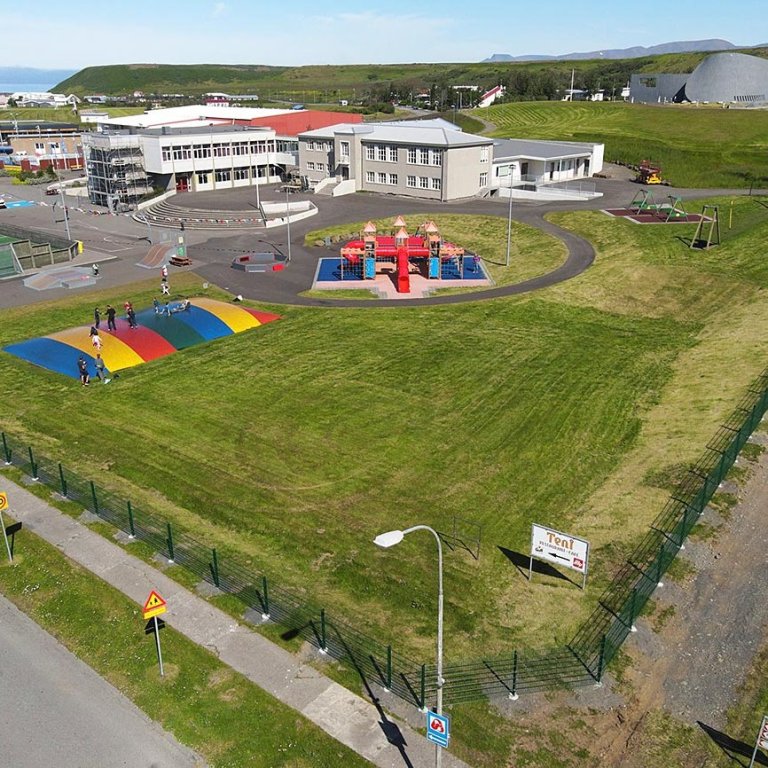 Séð yfir skólalóðina sem liggur til suðurs að þjóðvegi 1. MYND: RÓBERT DANÍEL JÓNSSON