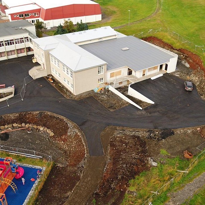 Framkvæmdir á skólalóðinni. MYND: STOÐ EHF.