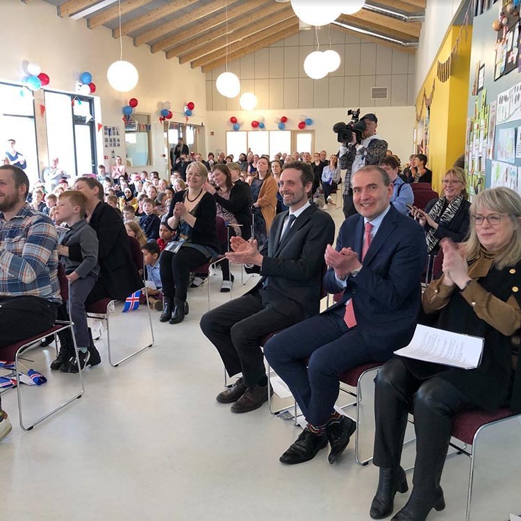 Þétt setinn bekkurinn á vígslunni. Lengst til hægri er Ragnheiður Jóna Ingimarsdóttir sveitarstjóri Húnaþings vestra, þá Guðni Th. Jóhannesson forseti Íslands og Sigurður Þór Ágústsson  skólastjóri. MYND AF VEF SKÓLANNA