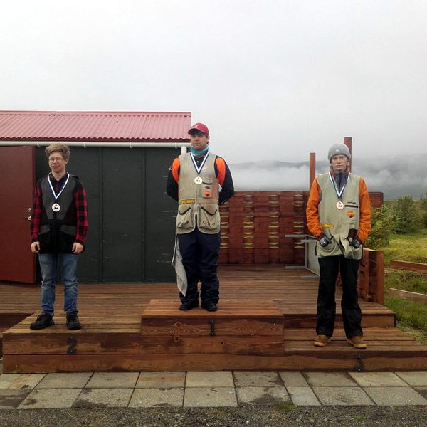 Ásgeir Þröstur Gústavsson, Brynjar Þór Guðmundsson og Kristvin Máni Kristofersson sem voru í þremur efstu sætunum í A-flokki á Höskuldsmóti Skotfélagsins Markviss. Mynd: Facebooksíða Skotfélagsins Markviss.