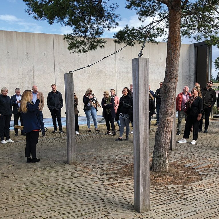 Skoðunarferð um Inverness Campus. Hópurinn heimsótti Inverness Campus og fékk túr um svæðið. Þessi samtök voru stofnuð af Highlands and Islands Enterprises árið 2015 en þau hjálpa fyrirtækjum, vísindamönnum og fræðistofnunum að tengjast og vaxa. Samtökin státa af staðsetningu í heimsklassa en Inverness háskólasvæðið er aðsetur á heimsmælikvarða fyrir þá sem starfa í lífvísinda- og tæknigeiranum.  MYNDIR AÐSENDAR