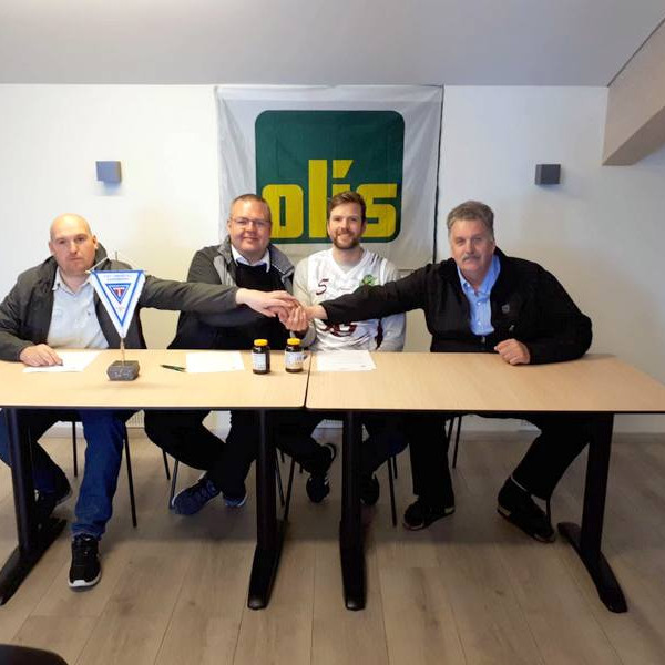 Kátir Tindastólsmenn eftir undirskrift, Dagur Þór Baldvinsson, formaður unglingaráðs, Stefán Jónsson, Brynjar Þór og Björn Hansen. Aðsend mynd.