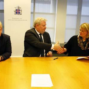 Guðný Hrund Karlsdóttir skrifaði undir fyrir hönd Húnaþings vestra. Mynd: Stjornarradid.is