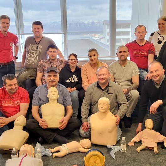 Fyrir skömmu fór fram skyndihjálparnámskeið á pólsku fyrir erlent starfsfólk Kaupfélag Skagfirðinga sem þótti takast vel. Á myndinni eru þátttakendur ásamt Karli Lúðvíkssyni, lengst til vinstri, og Önnu Szafraniec túlk og Helgu Jónínu Guðmundsdóttur, deildarstjóra í starfsmannahaldi KS lengst til hægri. Mynd: PF. Aðrar myndir tók Helga Jónína.