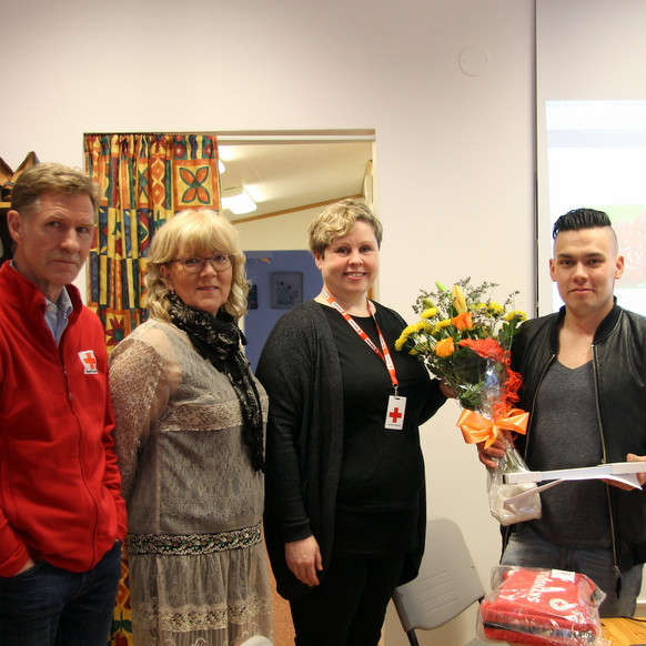 Karl Lúðvíksson, Halla Þóra Másdóttir og Guðný Zoëga hjá Rauða krossinum í Skagafirði veittu Pétri Erni viðurkenningu fyrir skyndihjálparafrek sitt. Auk viðurkenningarskjals fékk hann gjafabréf á skyndihjálparnámskeið og skyndihjálpartösku. Mynd:FE