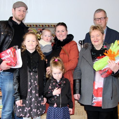 Lukkulegar fjölskyldur við viðurkenningu Rauða krossins sl. laugardag. F.v. Rúnar Páll, Bjarkey Dalrós, Birgir Smári í fangi móður sinnar, Auðar Bjarkar Birgisdóttur og Sigurrós Viðja fyrir framan. Þá koma hjónin á Steinhólum, Anna Á. Stefánsdóttir og Brynleifur Sigurlaugsson. Mynd: PF.