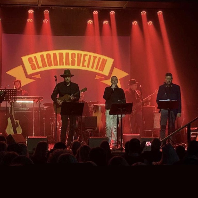 Slagarasveitin á sviði. AÐSEND MYND