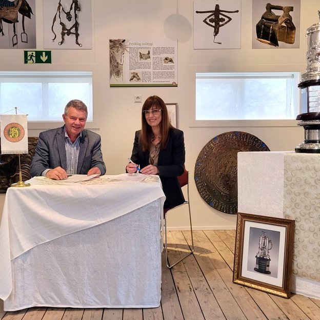Gunnar Þorgeirsson, formaður BÍ, og Hólmfríður Sveinsdóttir, rektor Háskólans á Hólum, við undirritun samnings um varðveislu Sleipnisbikarsins, sem fram fór í húsakynnum Söguseturs íslenska hestsins sl. föstudag. Myndir: PF.