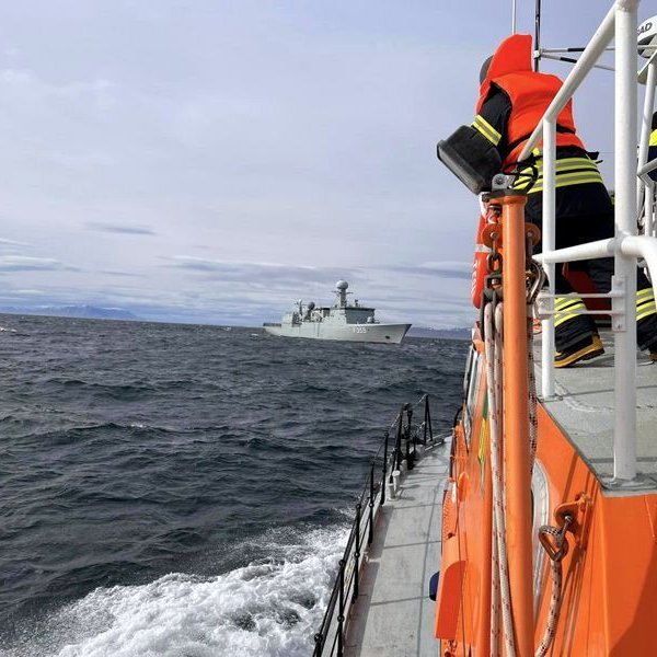 Slökkvilið Skagastrandar og Björgunarsveitin Strönd nálgast Danska strandgæsluskipið HDMS Vædderen þar sem reykköfun var æfð um borð. Myndir: Slökkvilið Skagastrandar.