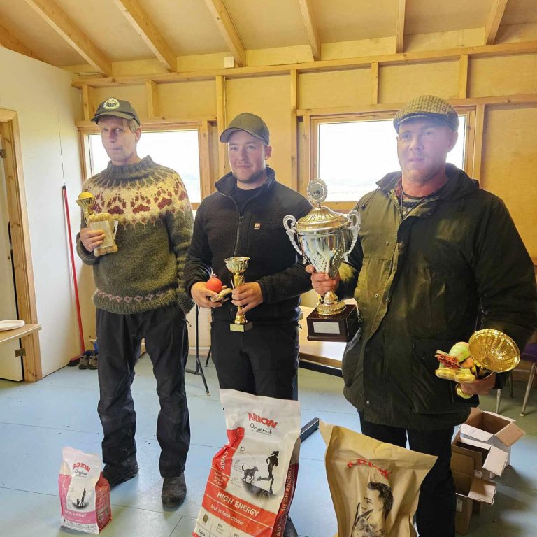 Eigendur þriggja efstu smalahundanna í A-flokki.  MYND AÐSEND