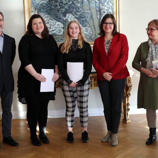 Frá verðlaunaafhendingunni. Talið frá vinstri: Samuel Lefever, formaður FEKÍ, Helga Gunnarsdóttir, enskukennari við Höfðaskóla, Snæfríður Dögg Guðmundsdóttir verðlaunahafi, Eliza Reid forsetafrú og Þórunn Sleight úr stjórn FEKÍ. Mynd: Íris Rut Agnarsdóttir.