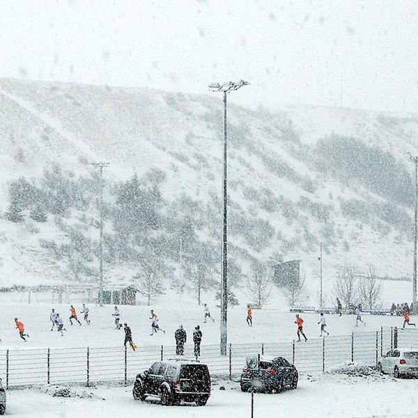 Leikurinn fór fram við nokkuð strembnar aðstæður. MYND: ERLINGUR B JÓHANNESSON