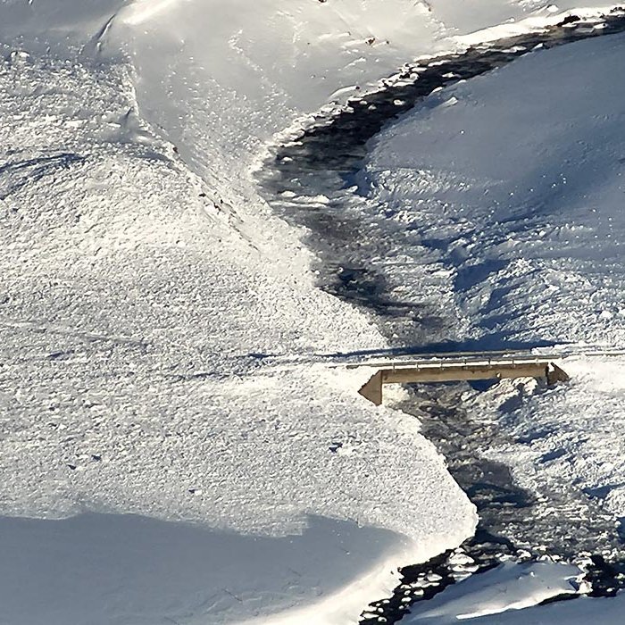Hér sést hvernig snjóflóðið hefur runnið yfir veginn, ána og brúna skammt frá Kambi í Deildardal. MYND: BJÖGUNARSVEITIN GRETTIR