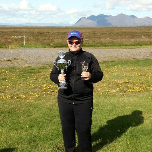 Snjólaug hampar verðlaununum í Nordisk Trap. Mynd: Facebooksíða Skotfélagsins Markviss.